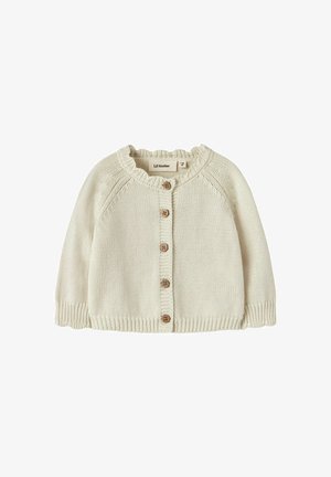 Cardigan en tricot de couleur crème avec un col volanté, des boutons en bois et des poignets côtelés. Il présente un design classique et une texture douce.