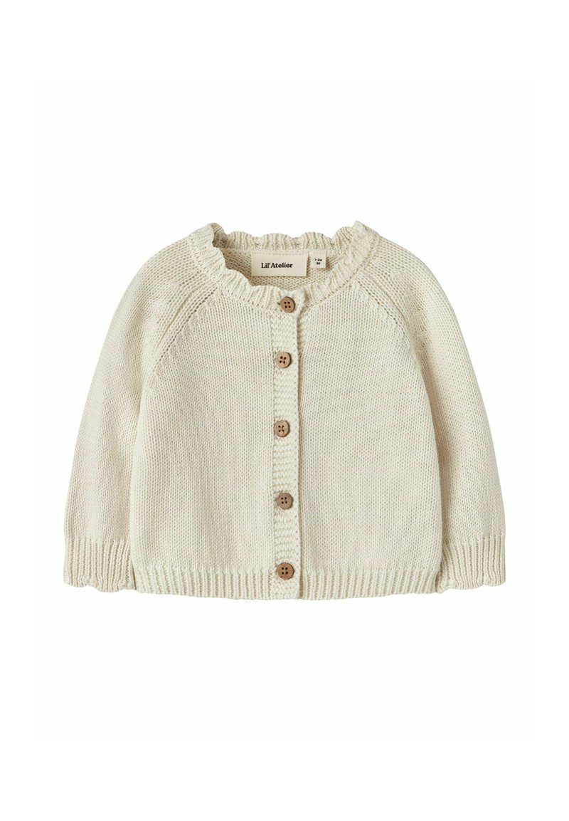 Cardigan lavorato a maglia color crema con colletto a volant, bottoni in legno e polsini a coste. Presenta un design classico e una texture morbida.