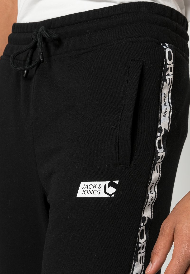Herren Trainingsanzüge | Jack & Jones JJIGORDON JJTATE PANTS Jogginghose black/schwarz - GQ39741 Herren Trainingsanzüge | Jack & Jones JJIGORDON JJTATE PANTS Jogginghose black/schwarz - GQ39741