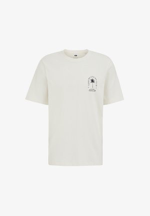 T-shirt blanc à manches courtes avec petit graphique noir de palmier et texte "Leisure Court Club" sur le côté gauche de la poitrine.