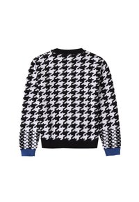 Maglione a motivo houndstooth in bianco e nero con un colletto nero a costine e dettagli blu ai polsini. Texture in maglia, design a pullover.