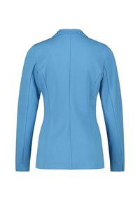 Sininen bleiseri pitkillä hihoilla, kauluksessa on nuotitettu leikkaus ja se on muotoiltu istuvaksi. Tasainen kangas, jolla on hienovarainen kiilto ja siistit ompelusaumat takana.