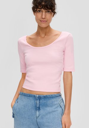 Lichtroze crop top met korte mouwen, ronde halslijn en ribbelstructuur, gecombineerd met lichtblauwe denim jeans.