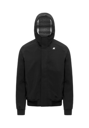 Giacca nera con cappuccio, cerniera frontale, polsini e orlo a coste, fodera interna del cappuccio grigia e piccolo logo bianco sul petto a sinistra.