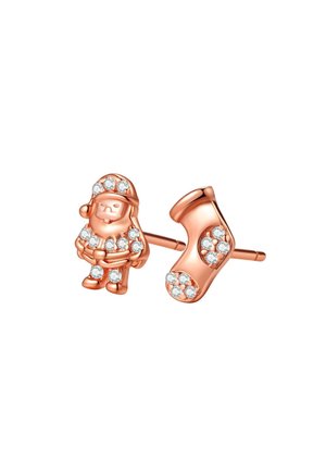Ohrringe in Goldton mit floralem Design, besetzt mit klaren Edelsteinen. Nahaufnahme zeigt ein Ohr und eine Hand, die das Ohr berührt.