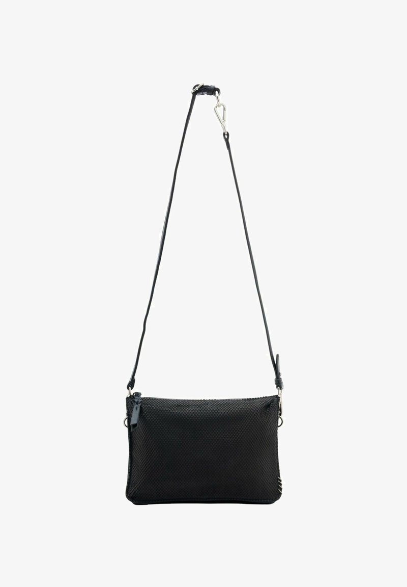 Sac à bandoulière noir texturé avec fermeture à glissière et sangle fine ajustable avec quincaillerie en ton argent.