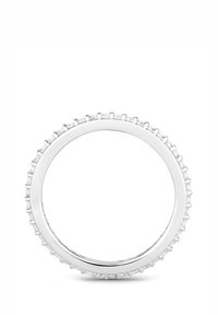 Anillo de plata con una banda lisa y una fila de pequeñas piedras preciosas transparentes incrustadas a lo largo del borde exterior. Forma redonda con acabado pulido.