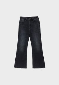 Jean en denim noir à jambes larges avec ourlet effiloché, cinq poches et texture légèrement usée. Comprend une fermeture à boutons et des passants pour ceinture.