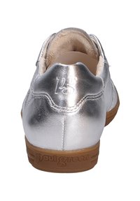 Silverfärgad metallisk lädersko med rund tå, vadderat hälkrage och en tan gummisula med varumärket "paul green".