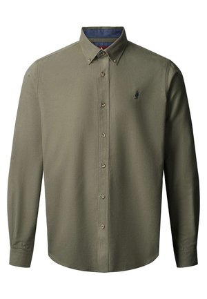 Camisa de manga larga verde oliva con cuello abotonado, que presenta botones marrones y un pequeño logo bordado en el pecho. Textura de tejido suave.