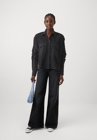 GAP CROPPED UTILITY EYELET - Nööpidega pluus - black