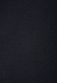 Černá látka s hladkou strukturou, která má jednotný žebrovaný vzor a rovnoměrné tkaní, vhodná pro oděvní nebo textilní použití.