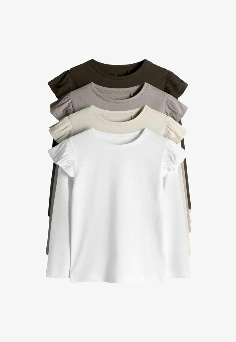 Quatre chemises à manches courtes avec volants aux épaules empilées, couleurs de l'avant vers l'arrière : blanc, crème, taupe et brun foncé.