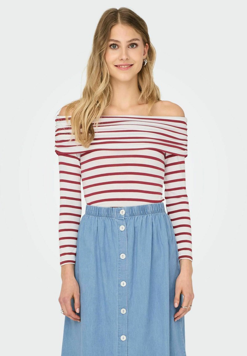 Rød- og hvidstribet off-the-shoulder langærmet topp kombineret med en blå denim knap-ned nederdel med elastisk talje.