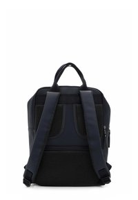 Marineblauwe rugzak met gevoerde banden en mesh accenten. Voorzien van een ritssluiting aan de zijkant en een stevige bovenste handgreep om te dragen.