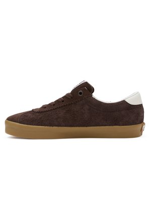 Brązowe zamszowe sneakersy z gumową podeszwą, białym akcentem na pięcie i płaskim systemem sznurowania. Posiadają teksturowaną cholewkę oraz minimalistyczny design.