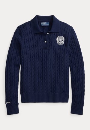 Pull-over polo bleu marine en maille torsadée à manches longues avec deux boutons, écusson brodé sur la poitrine et étiquette "Polo by Ralph Lauren" à l'intérieur du col.
