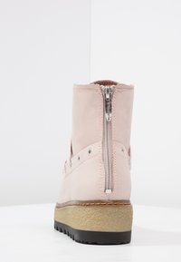 Marcel Ostertag x Tamaris Kotníkové boty na platformě - light pink