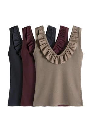Tre ærmeløse striktoppe i beige, bordeaux og sort, hver med en flæset V-udskæring, lagdelt side om side.