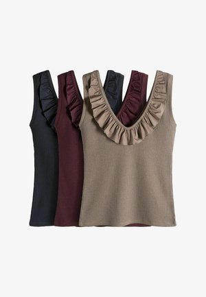 Tre ærmeløse striktoppe i beige, bordeaux og sort, hver med en flæset V-udskæring, lagdelt side om side.