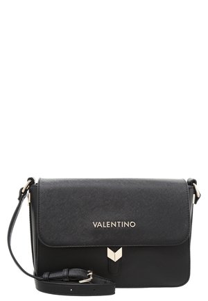 Sac bandoulière noir Valentino avec rabat texturé, logo argenté, fermoir doré et sangle réglable sur fond blanc.