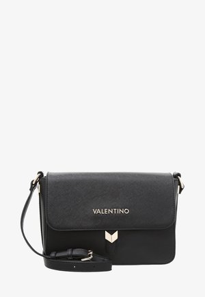 Czarna torebka na ramię Valentino z teksturowaną klapką, srebrnym logo, złotym zapięciem i regulowanym paskiem na białym tle.