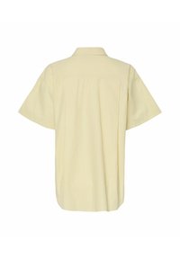Korte mouw geel shirt met verticale witte strepen. Heeft een klassieke kraag en een geplooide achterkant voor extra textuur en detail.