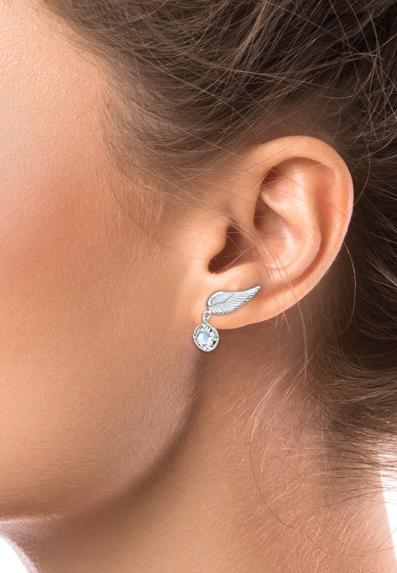 Silberne, flügelförmige Ohrringe mit einem klaren Edelstein-Anhänger, die ein schlankes Design mit filigranen Details betonen.