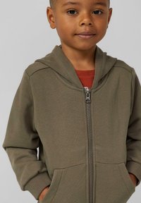 Olijfgroene zip-up hoodie gemaakt van zachte stof, met een capuchon, voorzakken en geribbelde manchetten. Eenvoudig ontwerp zonder zichtbare patronen.