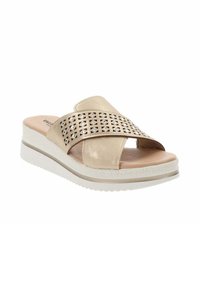 Sandal in beige con cinturino perforato, soletta imbottita e suola in gomma bianca. Presenta una finitura metallica sottile.