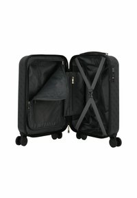 Maleta negra rígida con cuatro ruedas, abierta para mostrar los compartimentos interiores, bolsillo con cremallera y correas cruzadas ajustables para asegurar el contenido.