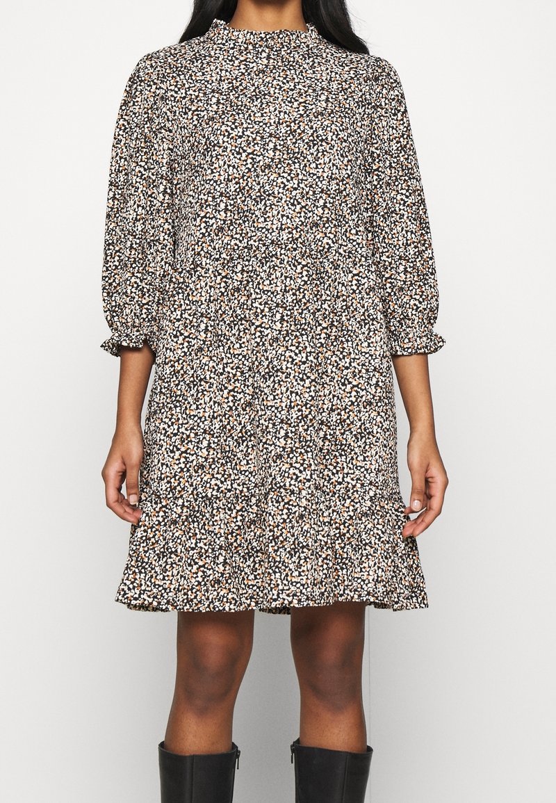 Blumengemustertes Kleid mit hochgeschlossenem Ausschnitt, Ballonärmeln, in Schwarz, Creme und Orangetönen, fließender Textur und einem Rüschensaum.