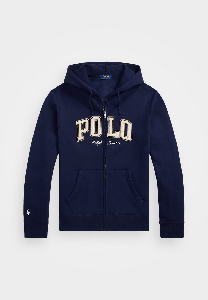 Granatowa bluza z kapturem na zamek, wykonana z bawełny, z dużym napisem "POLO" w beżowym kolorze, dwoma przednimi kieszeniami oraz małym logo na rękawie.