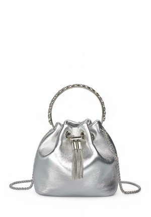 Bolso tipo bucket metálico plateado con cierre de cordón, asa de cadena y detalle de borlas. Textura suave, forma compacta y diseño elegante.