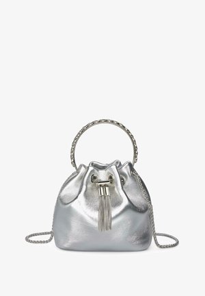 Geantă de umăr metalică argintie, cu închidere cu șnur, mână în lanț și detaliu cu ciucure. Textură netedă, formă compactă și design elegant.