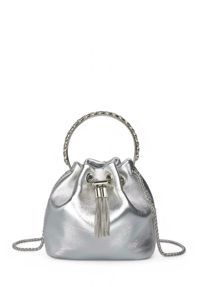 Zilverkleurige metalen bucket bag met een trekkoordsluiting, kettinghandgreep en franjes. Gladde textuur, compacte vorm en strak ontwerp.
