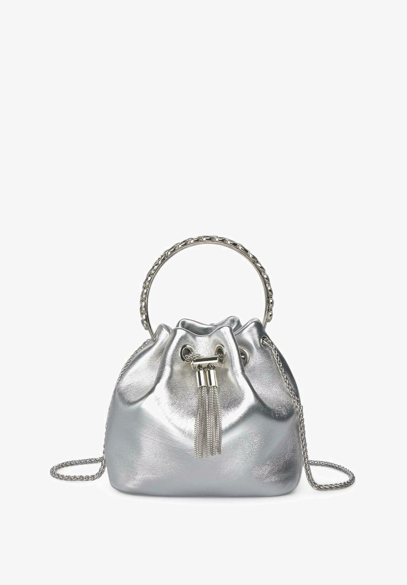 Zilverkleurige metalen bucket bag met een trekkoordsluiting, kettinghandgreep en franjes. Gladde textuur, compacte vorm en strak ontwerp.
