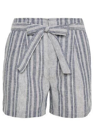 Shorts en lin avec une taille ceinturée, des rayures verticales bleu et blanc, et des poches latérales ; texture légère et coupe décontractée.