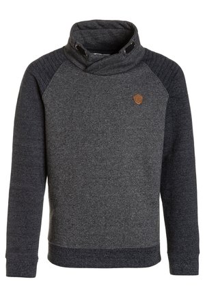 Mørkegrå sweatshirt med høj krave, ribbet tekstur på skuldrene og en lille brun logo-patch på brystet. Har lange ærmer og en tætsiddende pasform.