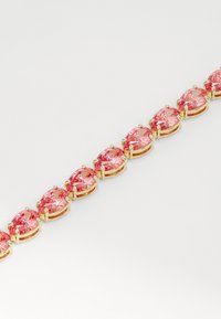 Bracciale d'oro con gemme ovali rosa, collegate da montature a griglia, texture liscia e finitura lucida, disposte in un design lineare.