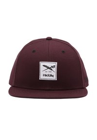Bordeauxfarbene Snapback-Mütze aus Stoff mit flacher Krempe, ausgestattet mit einem weißen quadratischen Logoschild mit schwarzen Grafiken und schwarzen Luftlöchern auf der Krone.