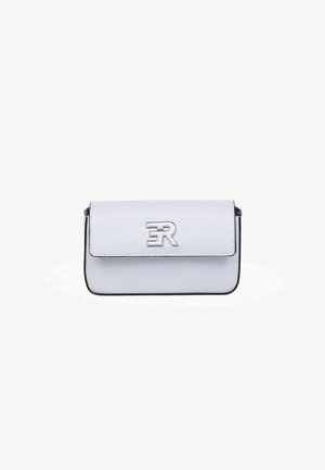 Borsa a tracolla rettangolare bianca con chiusura a patta, bordino nero e logo metallizzato argento al centro davanti.