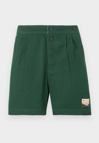 Σκούρα πράσινα σορτς με πιέτες, δύο κουμπιά μπροστά και ένα μικρό ορθογώνιο πατς στο αριστερό πόδι κοντά στο τελείωμα.