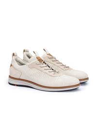 Helles beigefarbene Sportschuhe aus gewebtem Material mit Wildlederakzenten, ausgestattet mit einem strukturierten Design, Schnürverschluss und einer Gummisohle.