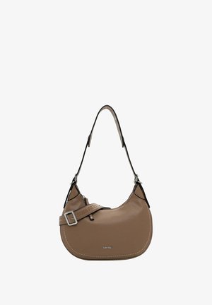 Borsa a tracolla in pelle marrone con forma curva, singolo manico regolabile, fibbia in argento e cuciture a contrasto. Chiusura con zip nella parte superiore.