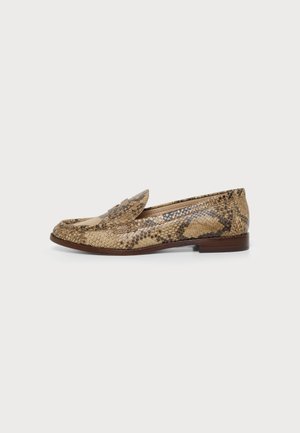 Bruine en beige loafers van leer met slangenhuidpatroon, een lage houten hak en een klassieke penny-band over de voorkant.