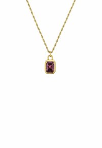 Collana in catena attorcigliata con finitura dorata, caratterizzata da un pendente quadrato in pietra viola con superficie liscia e bordi lucidi.