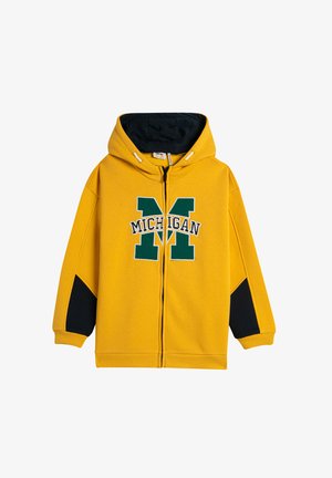 Geel hoodie met een ritssluiting aan de voorkant, donkerblauwe accenten, en een groot geborduurd "MICHIGAN" en "M" in het groen op de borst. Zachte stof.