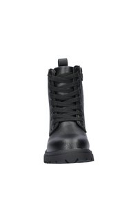 Zwarte leren enkelboot met een gestructureerde afwerking, met veterontwerp, stevige zool en een trekhaak aan de achterkant voor gemakkelijk aan- en uittrekken.