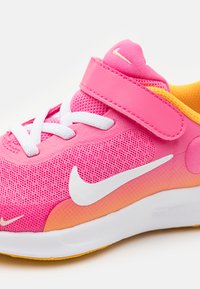Nike Performance REVOLUTION 7 - Chaussures de running sur route - pinksicle/summit white/university gold/arctic orange